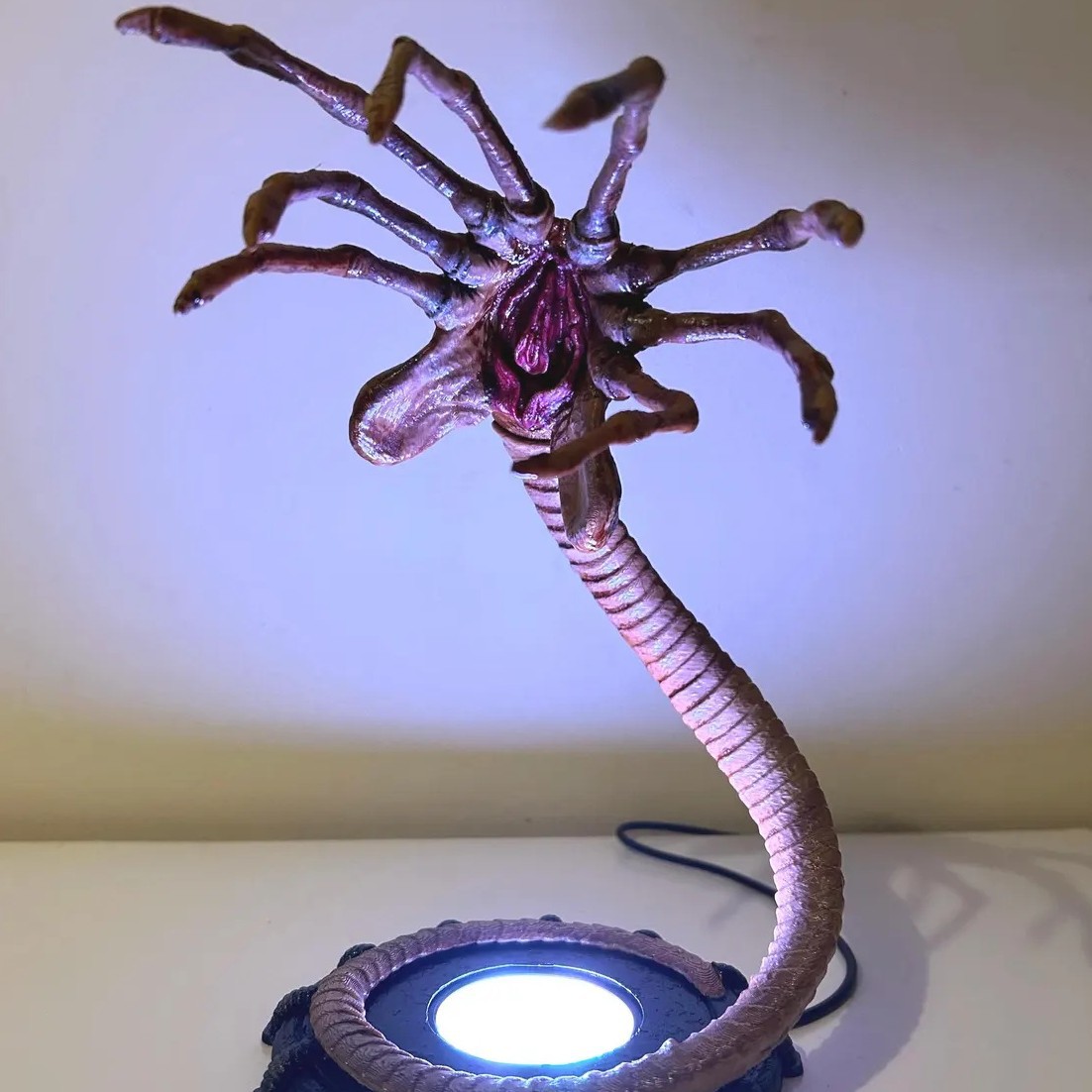 Home Decor Com - Ночник-фонарь Alien Facehugger, мигающий декор в