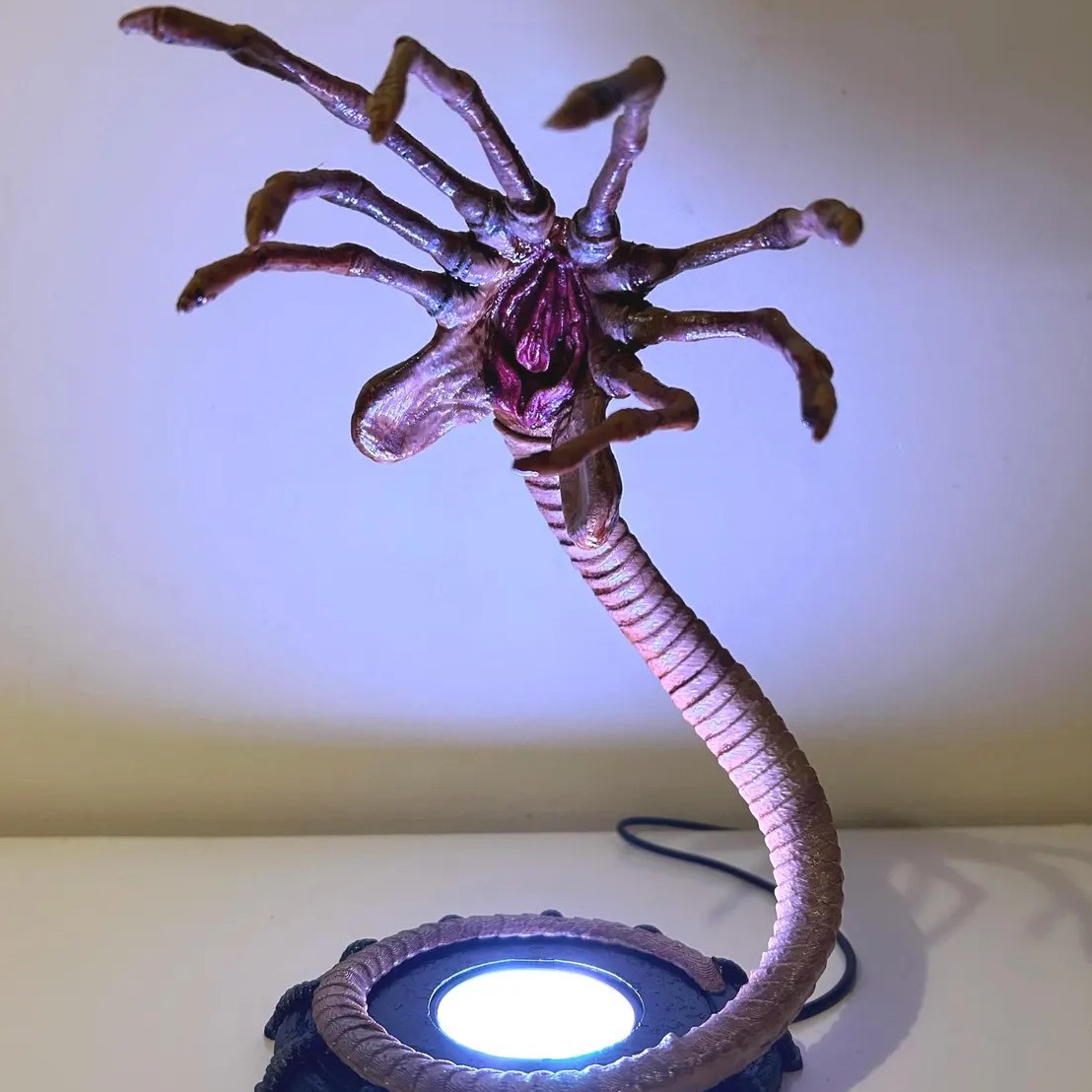 Ночник-фонарь Alien Facehugger – обзор и цена Home Decor Com