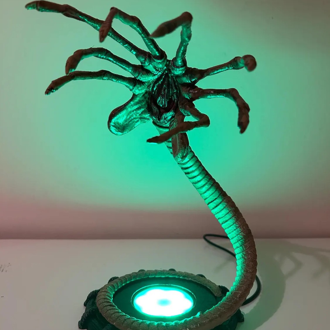 Ночник-фонарь Alien Facehugger – обзор и цена Home Decor Com