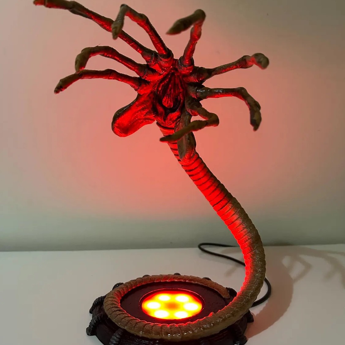 Ночник-фонарь Alien Facehugger – обзор и цена Home Decor Com
